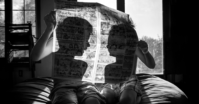 фото тени детей на газете